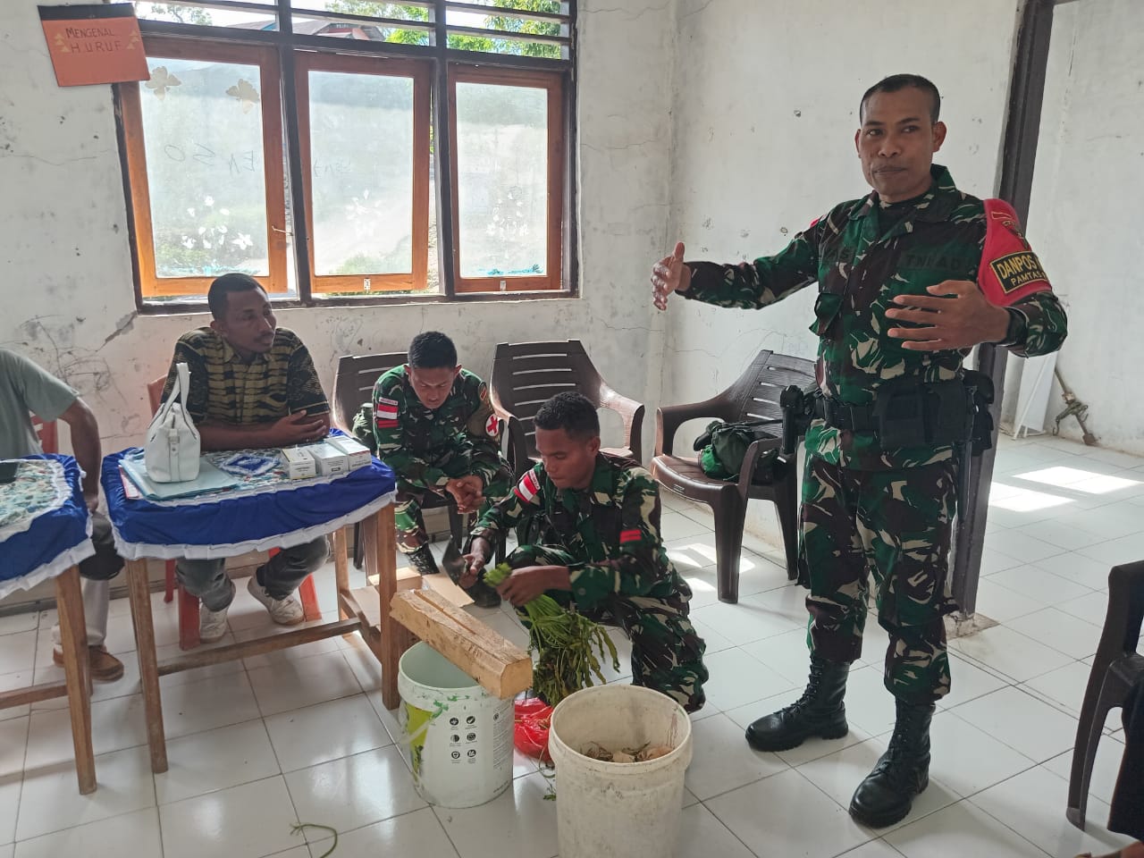 Satgas Yonif 741/GN Pos Kewar Gelar Sosialisasi Pemanfaatan Limbah RT Bagi Masyarakat Di Desa Kewar