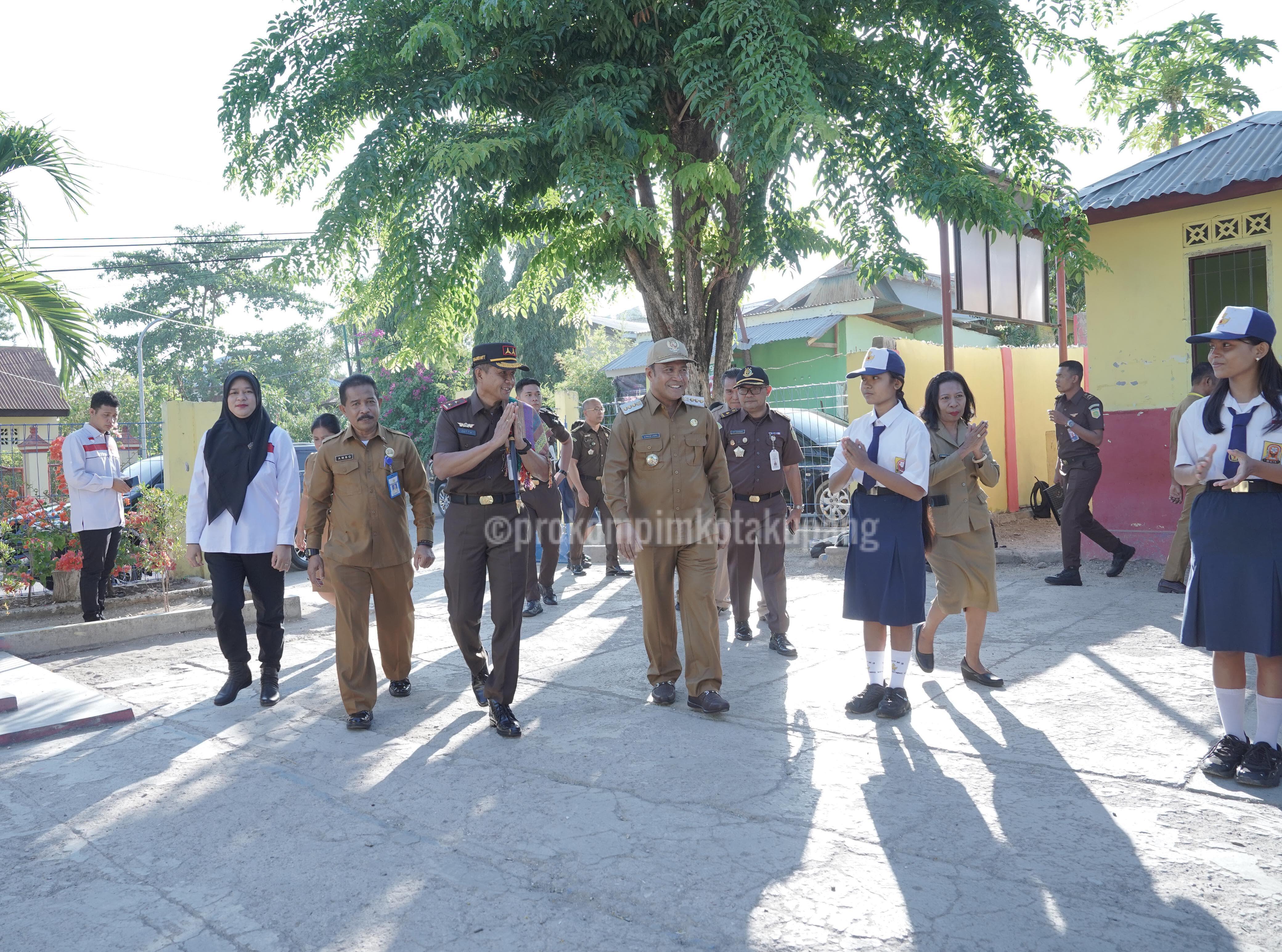 Kunjungi SMPN 9 Kota Kupang Pj. Walikota Dan Kajati NTT Minta Pihak Sekolah Jaga 9 Nilai Integritas