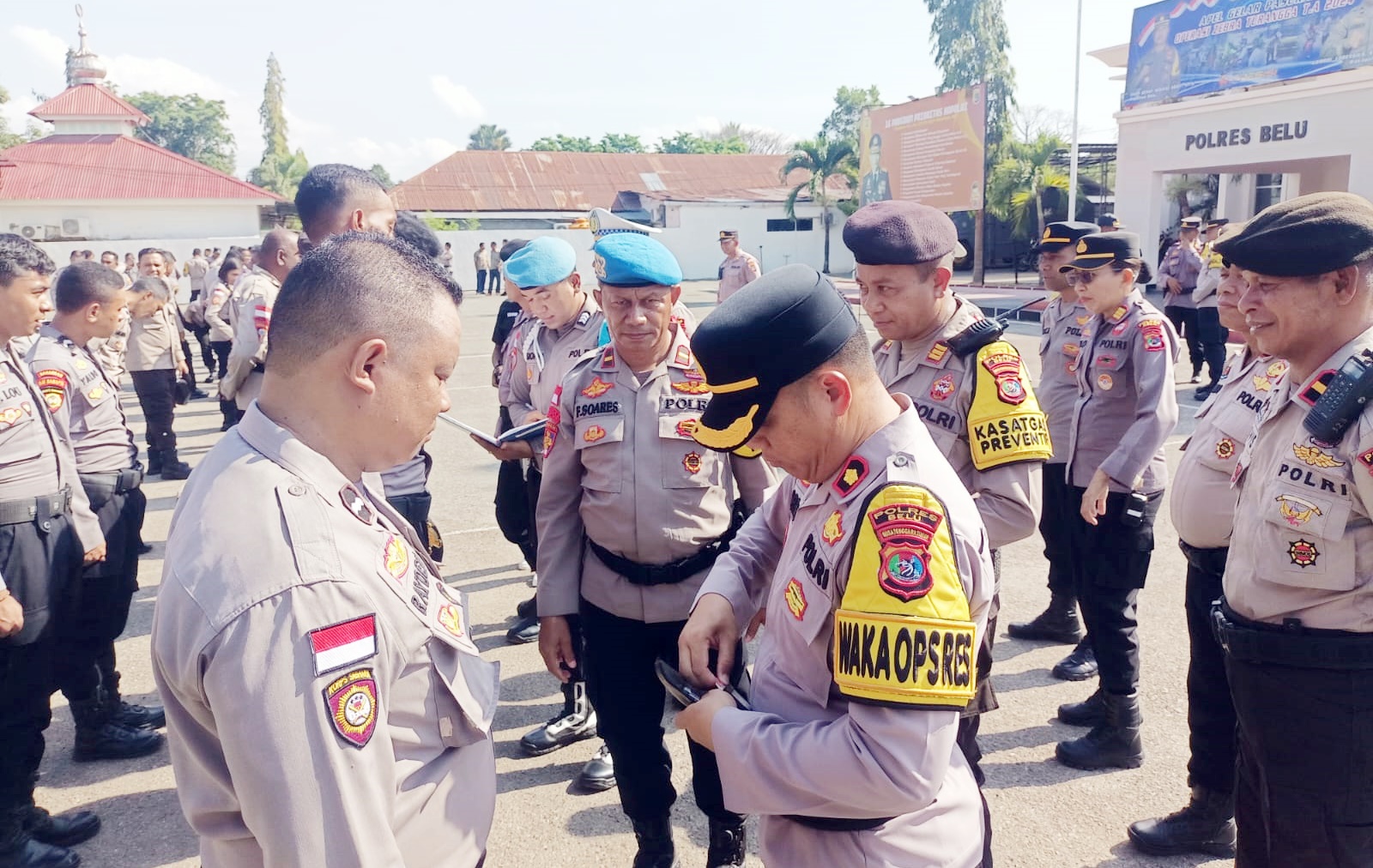 Uji Disiplin Dan Kesiapan Personil Hadapi Dua Operasi, Wakapolres Belu Dan Propam Lakukan Ini