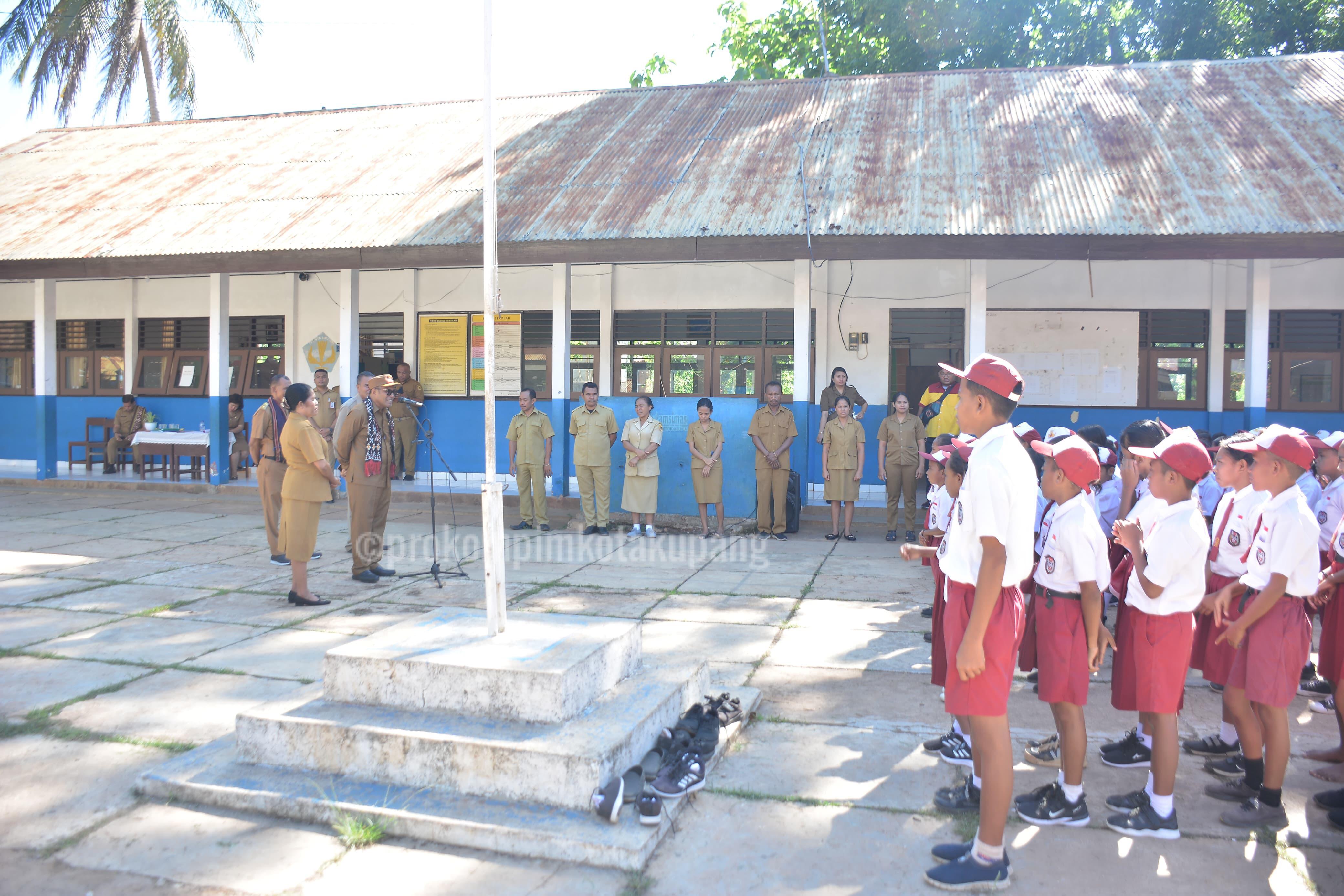 Dorong Mutu Pendidikan, Pj Walikota Kunker Ke SMPN 7 Dan SD GMIT Kolhua