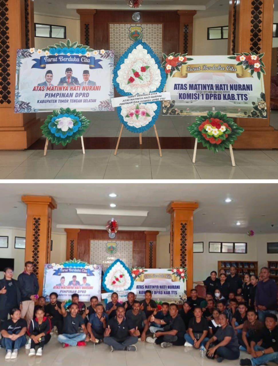 Lakukan Aksi Damai, Sejumlah Eks Outsourcing Memasang Krans Bunga Dukacita Di Kantor DPRD