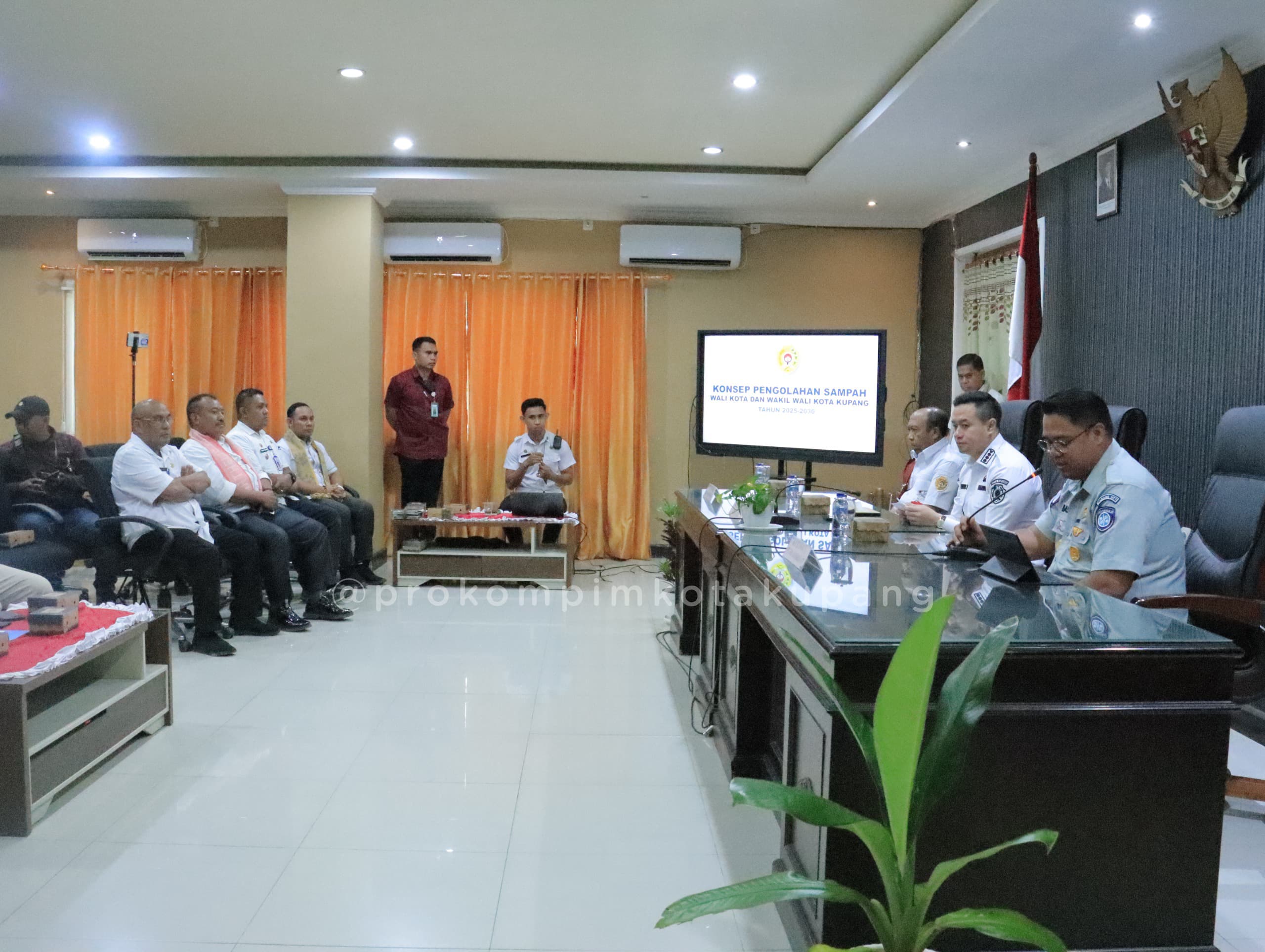 Pemerintah Kota Kupang Terima  Konteiner Sampah,  Mampukah Kota Kupang Bersih?
