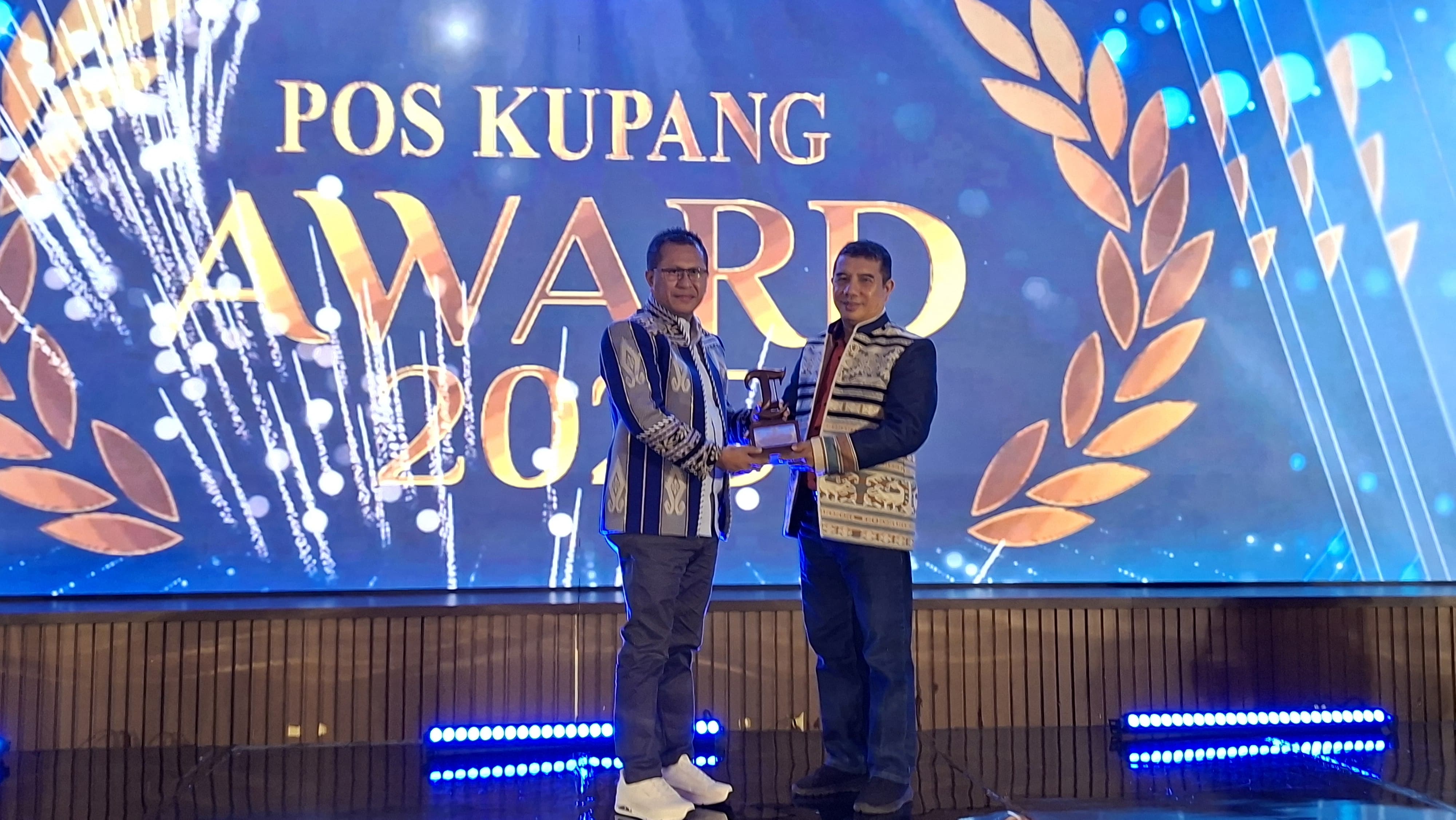 Bupati Yos Lede Terima Pos Kupang Awards atas Program Penguatan Lembaga Keagamaan