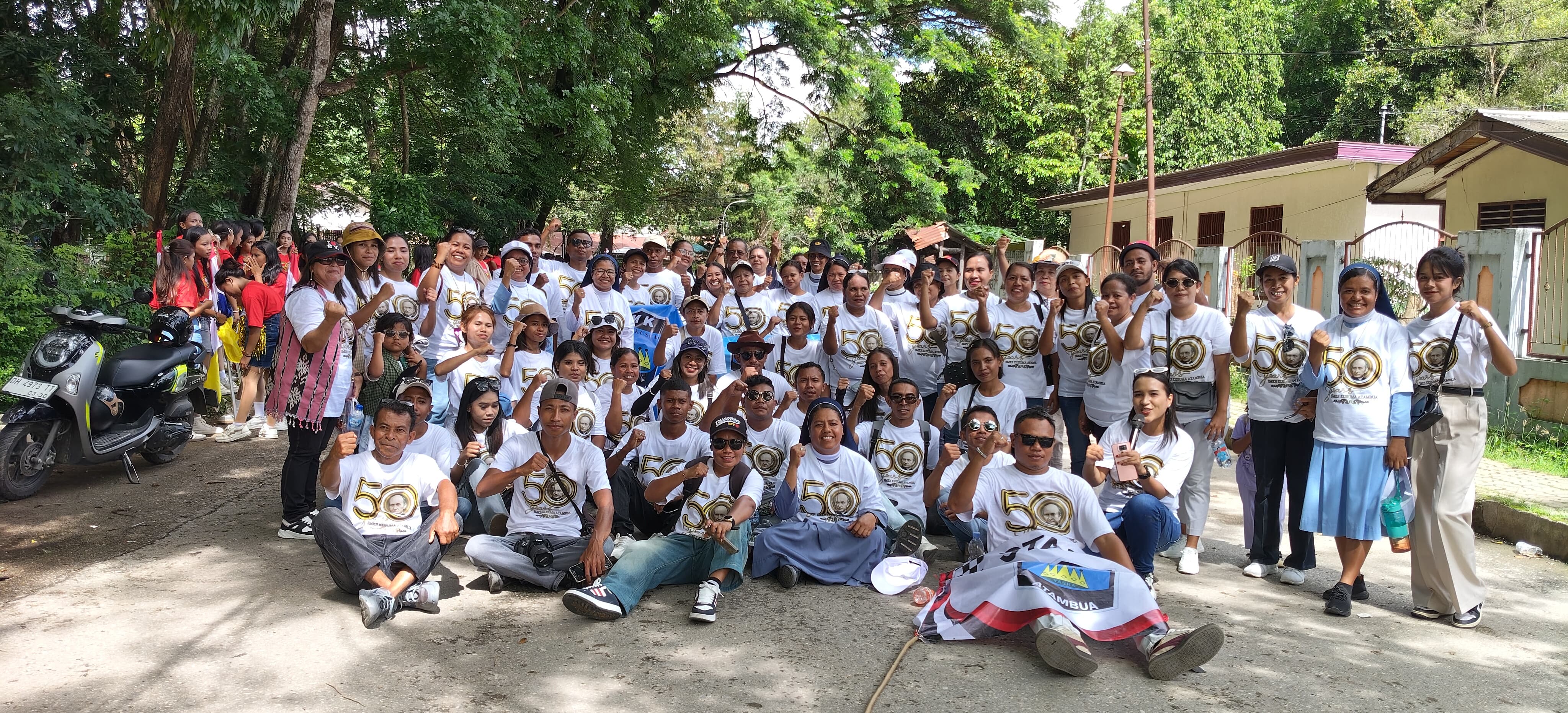 Sambut Pesta Emas, SMKS Katolik Kusuma Atambua Gelar Jalan Santai Keliling Kota