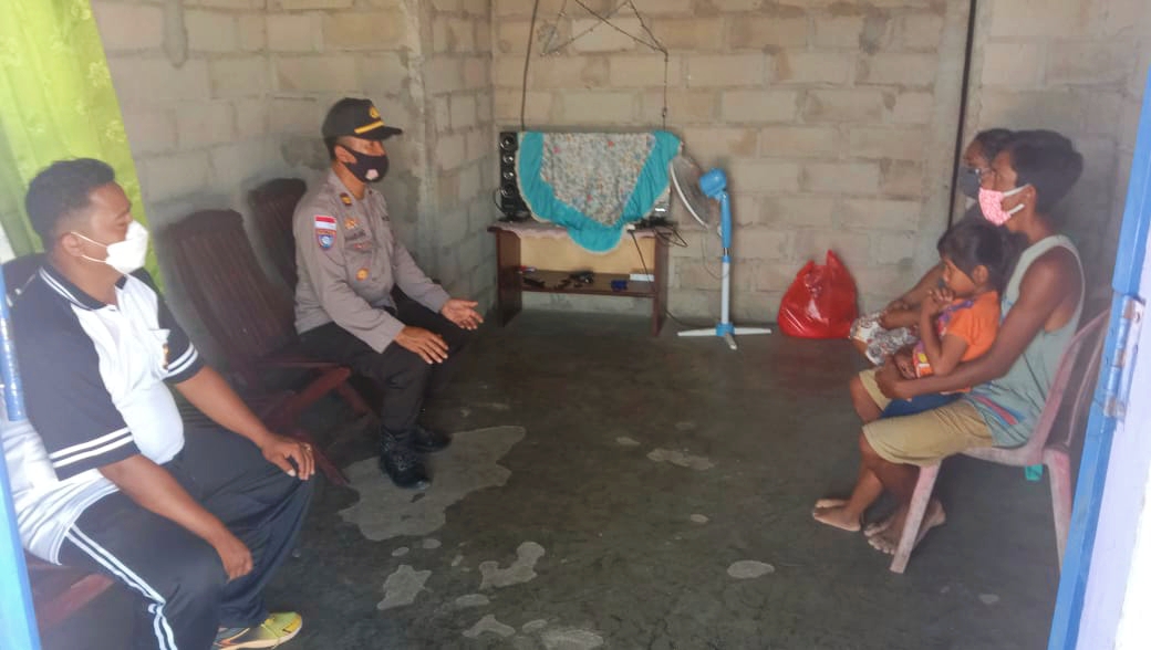 Tunjukan Kepedulian, SatBinmas Polres Rote Ndao Temui Korban Pencabulan Di Desa Oelolot 