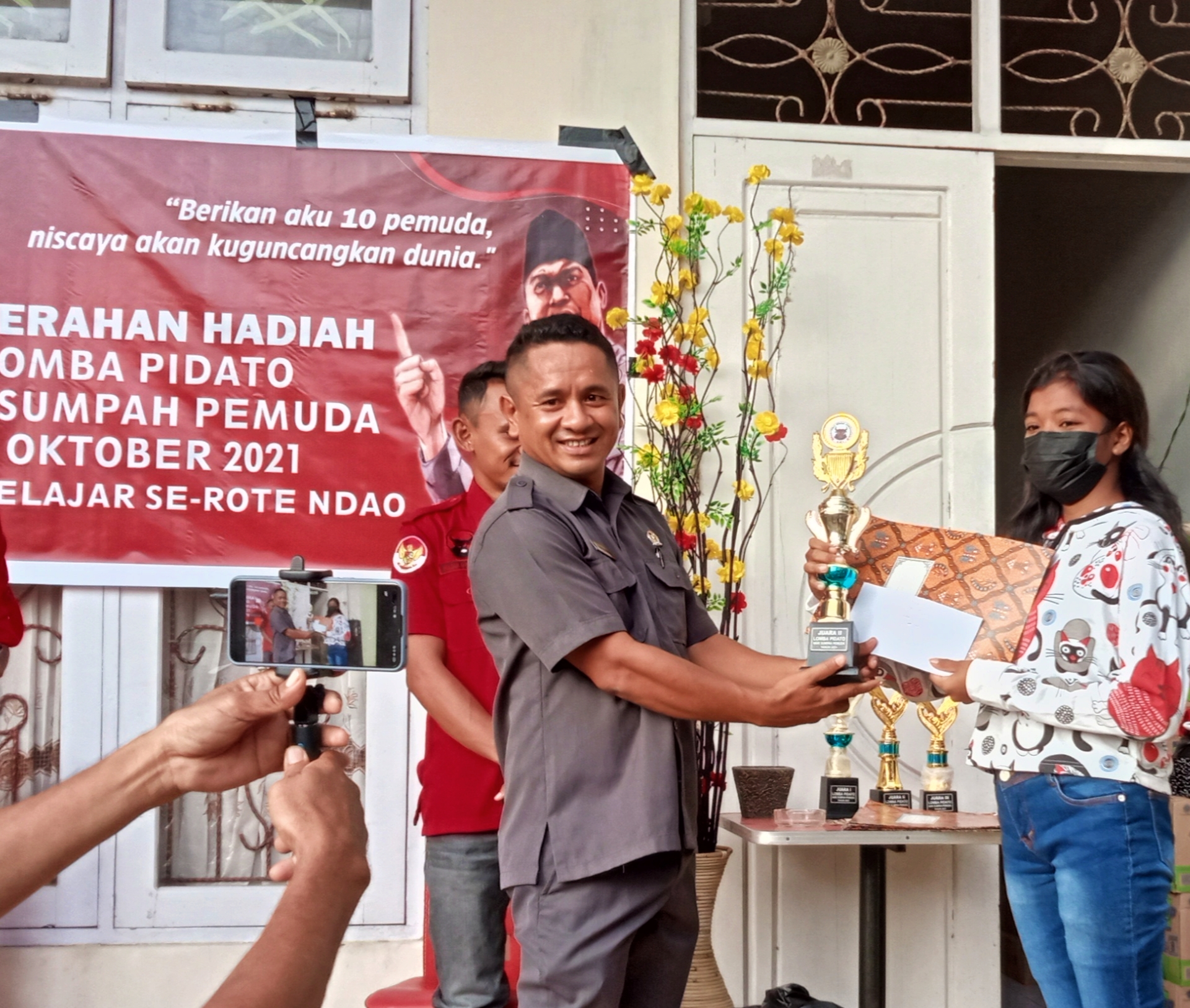 Deny Moy Serahkan Hadiah Bagi Para Juara Lomba Pidato di Sekretariat BMI Rote Ndao