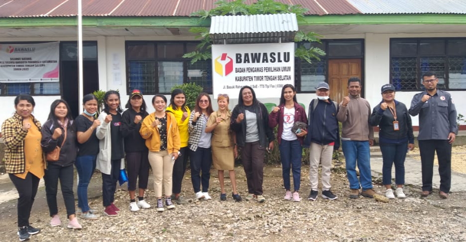 Bawaslu TTS Berangkatkan Peserta Pengawas Partisipatif Perempuan Ke Kabupaten Belu