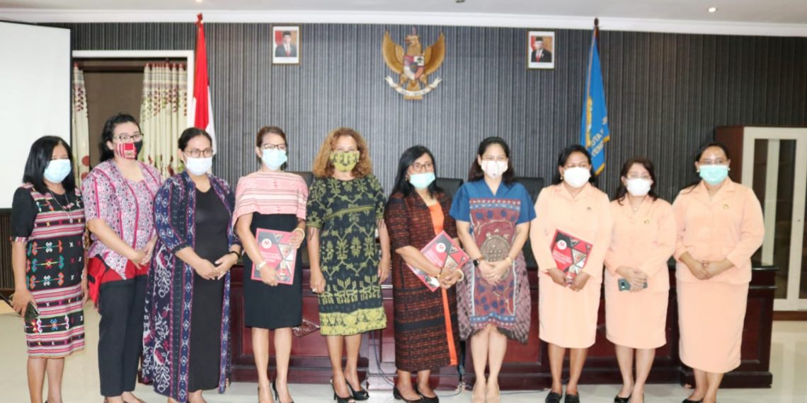 Dekranasda Dan DWP Kota Kupang  Terima Buku Pesona Baju Adat Pengantin Indonesia 