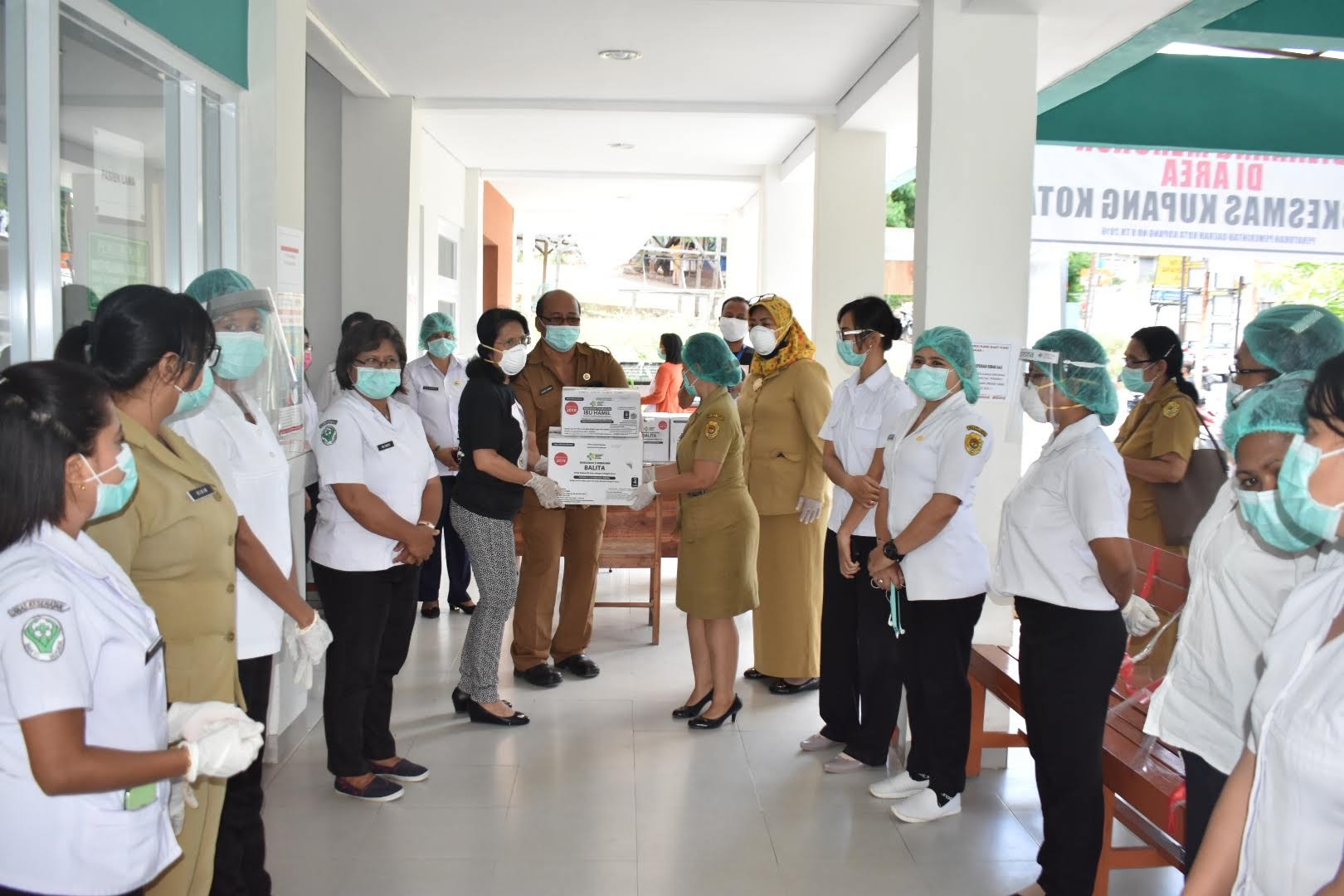 Dua Hari Senator Hilda Manafe Berbagi Besama Balita dan Ibu Hamil di Kupang
