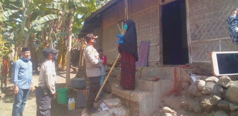 Kapolres Ende Berbagi Bersama Kaum Duafa di Kota Ende