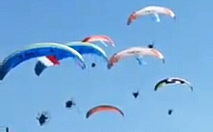Pembukaan Pelangi Nusantara dan Festival Kelimutu Dimeriahkan Dengan Atraksi Paramotor