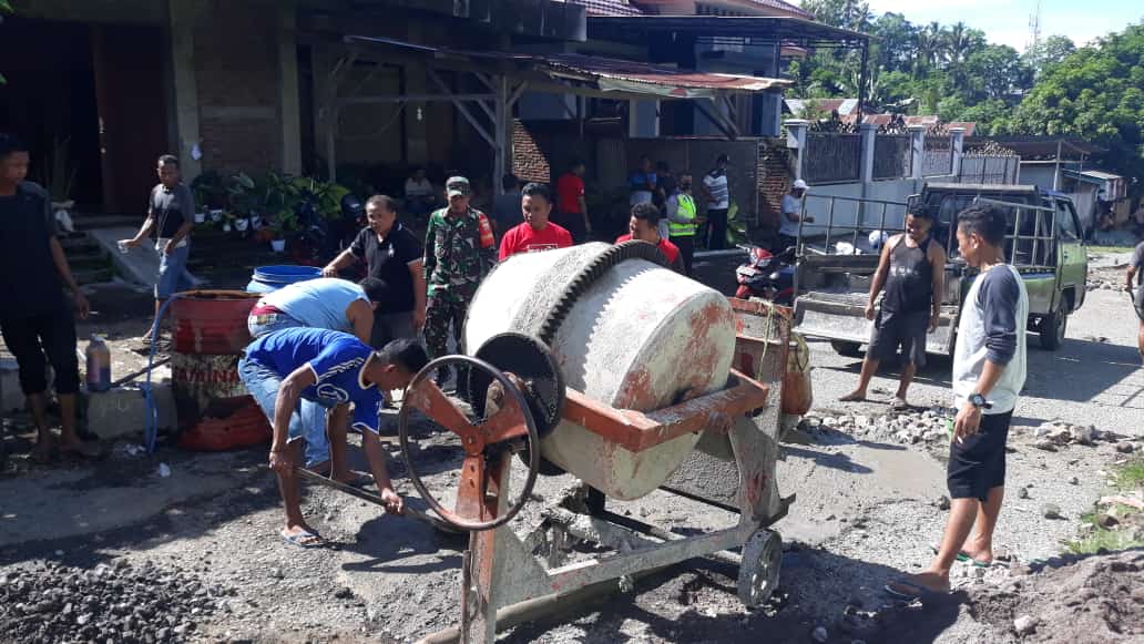 Jelang Natal Masyarakat Kelurahan Roworena Ende Tambal Jalan Propinsi