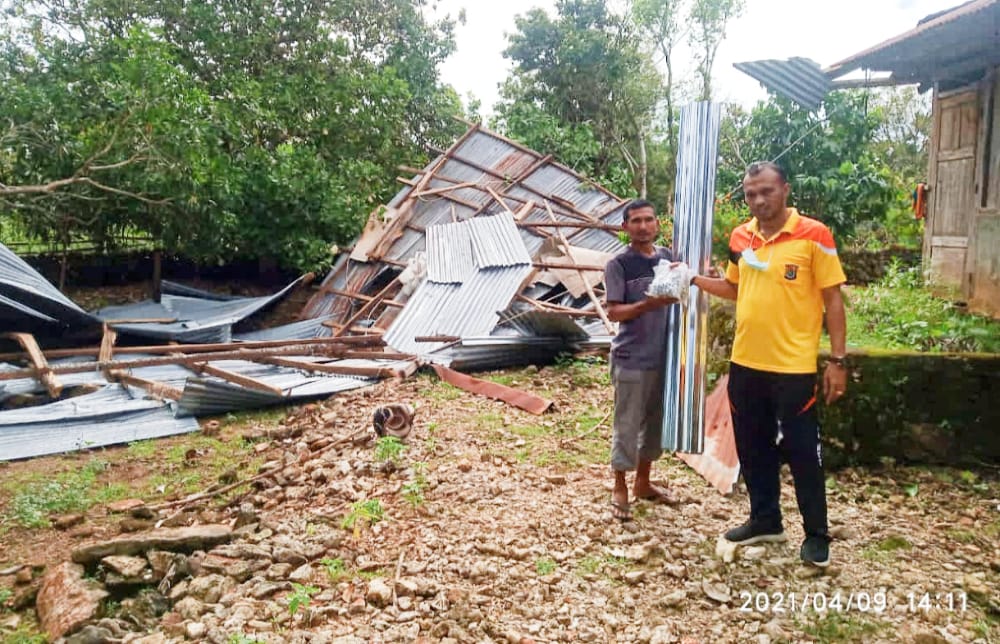 Peduli Sesama, Bripka Andri Pah Beri Bantuan Bagi Korban Badai Seroja di Rote Ndao