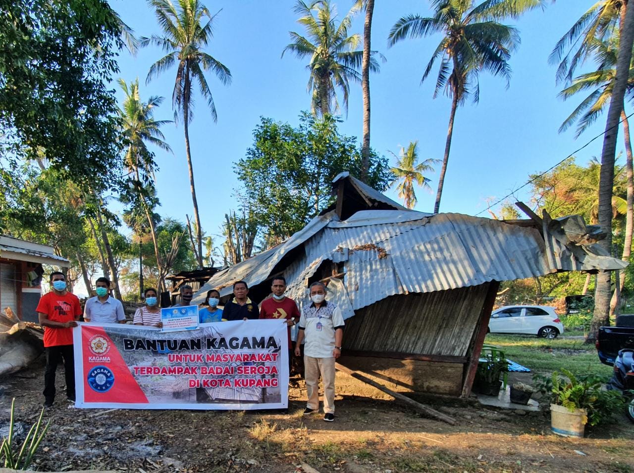 KAGAMA Care Beri Bantuan Pada 20 KK Korban Badai Seroja