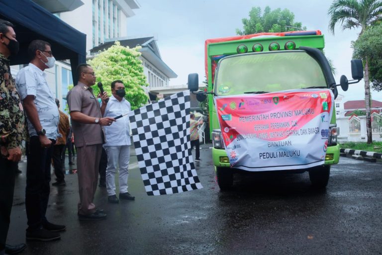 Pemerintah Provinsi Maluku Bagi 6375 Paket Sembako pada  Masyarakat