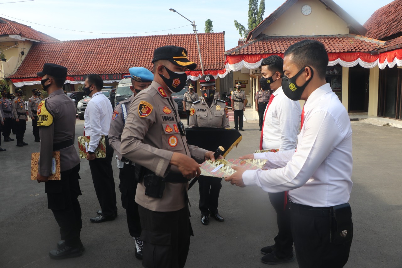 Kapolres Cirebon Kota Beri Reward Atas  Prestasi Kasat Narkoba Dan Anggotanya 