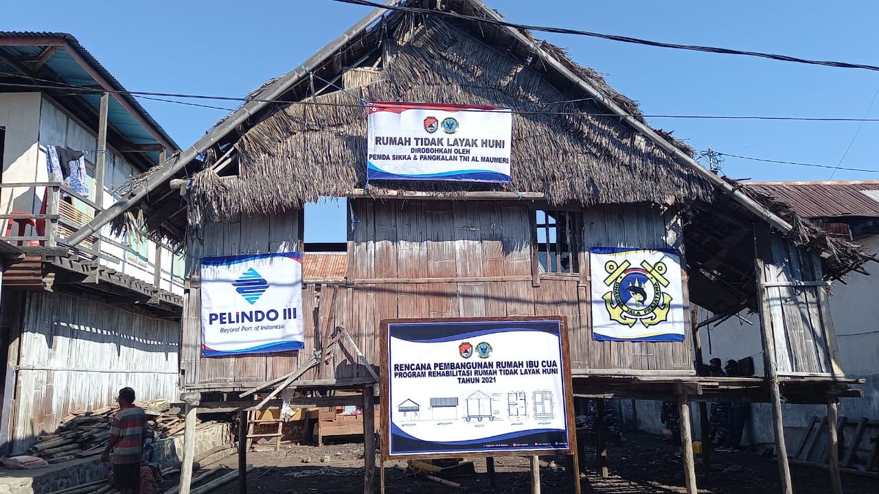 Rumah Janda 71 Tahun di Sikka Dibedah Oleh TNI-AL Pangkalan Maumere