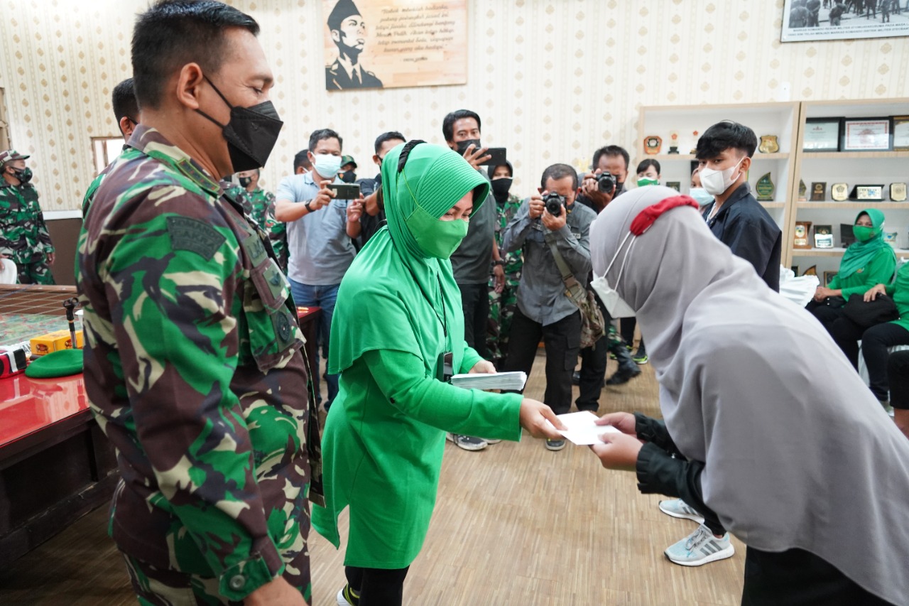 Danrem 071/WK Gelar Pembagian Sembako dan Uang Tunai, Anak Yatim Piatu Pun Diberi Vaksin