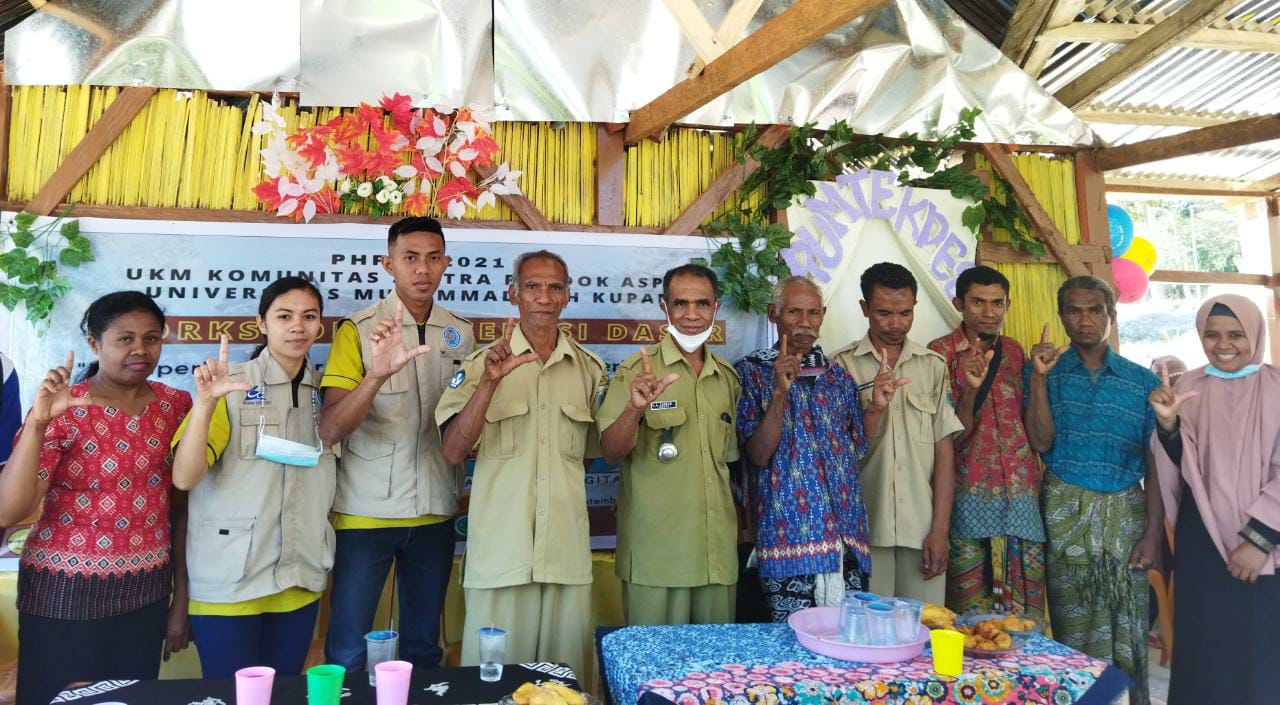 Literasi dari Desa, Mahasiswa UMK Bangun RUMTEKDES di Desa Oenai TTS