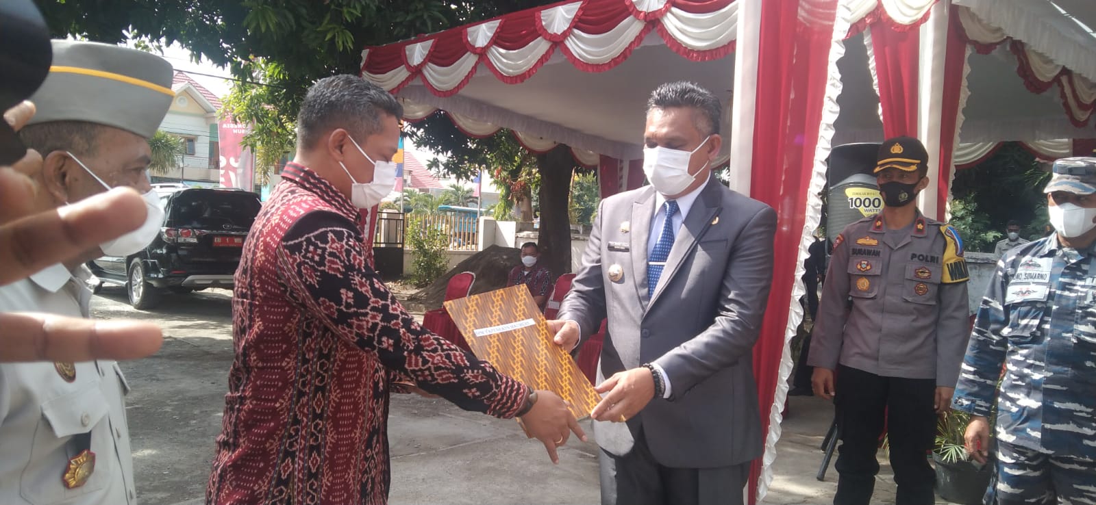 Momentum HUT UUPA Ke-61, BPN Serahkan 4 Sertifikat Kepada Pemda Sikka