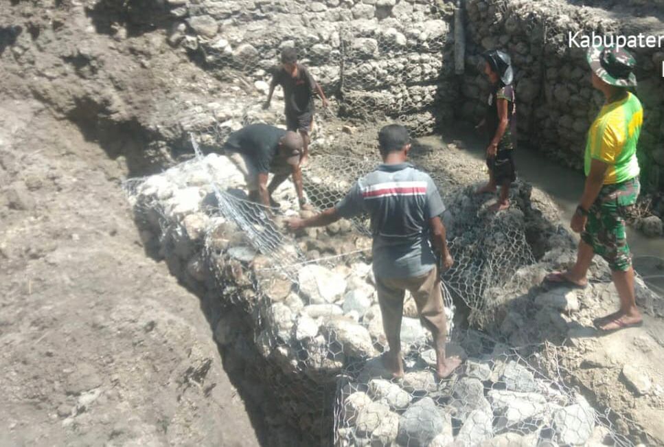 Anggota Satgas Yonarmed 6/3 Kostrad Gotong Royong Dengan Masyarakat, Bangun Bak Penampungan Air