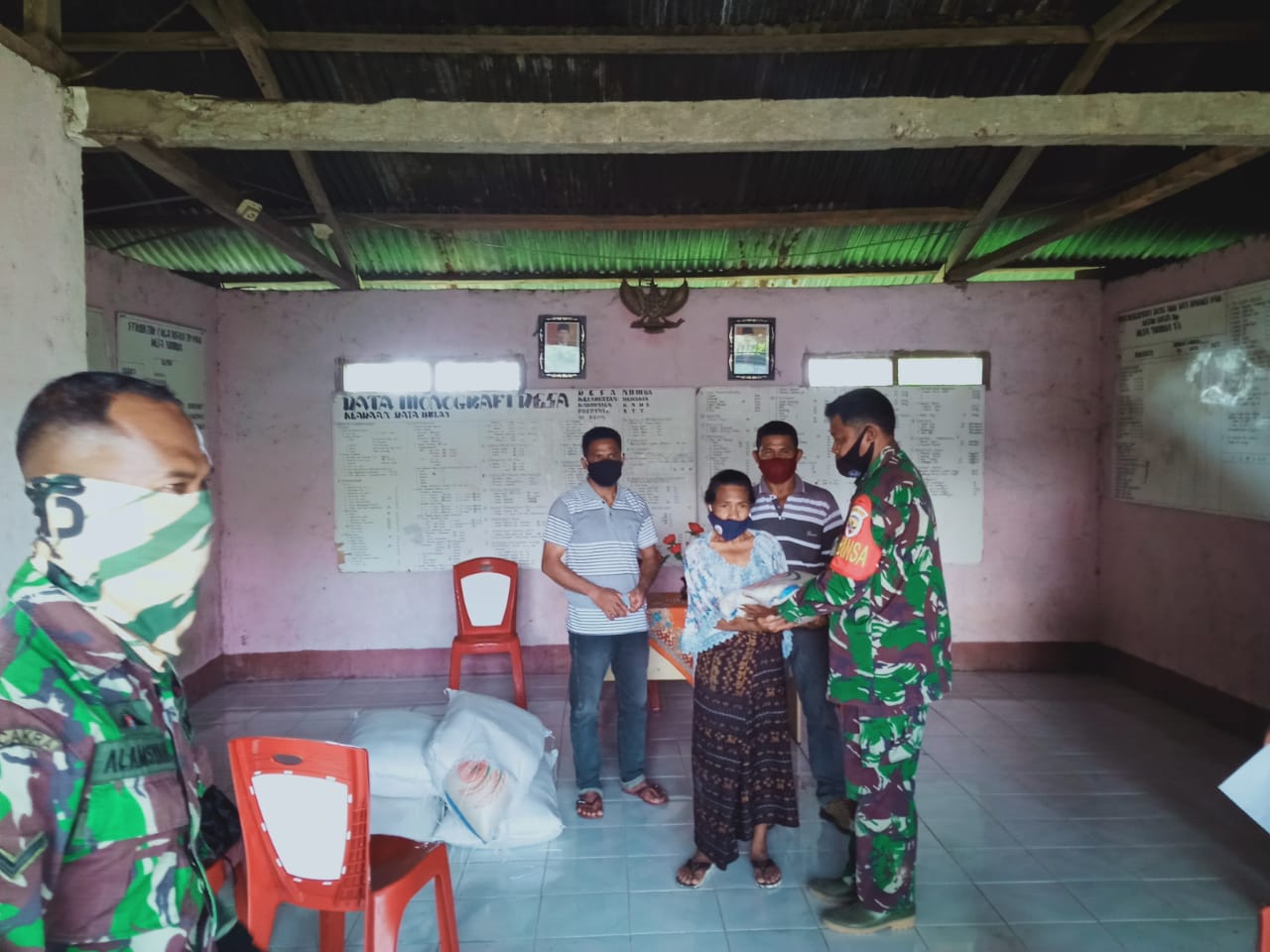 Pangdam Salur Bantuan  Untuk Warga Desa  Numba Di Ende