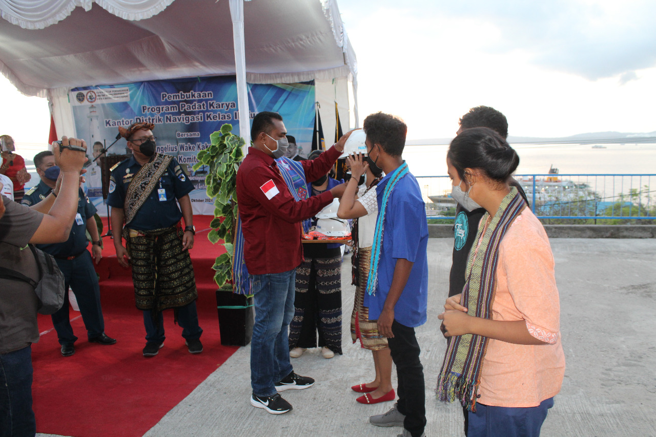 Angelius Wake Kako Buka  Kegiatan Padat Karya di Kupang