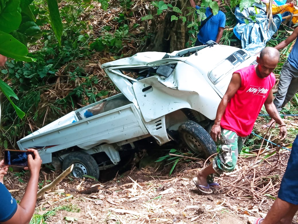 Ruas Jalan Wolodolo- Wololangga Sikka Rusak Parah, Mobil Pickup Terjungkal ke Jurang