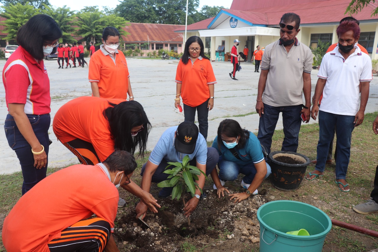  SMAN 5 Kupang Tanam Ratusan Pohon, Wujud Dukungan Kupang Hijau