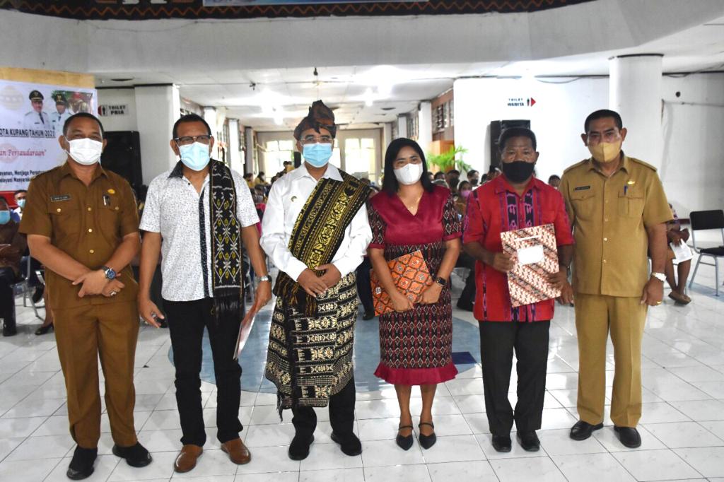 Wali Kota Kupang, Dr. Jefirstson R. Riwu Kore, MM, MH, Lepas  75 Orang Pensiunan ASN