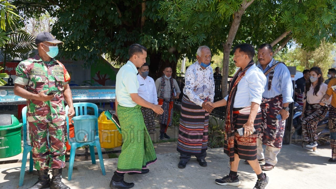 George M. Hadjoh, SH Berkantor di  Kelurahan Penfui, Warga Minta Pastikan Batas Wilayah
