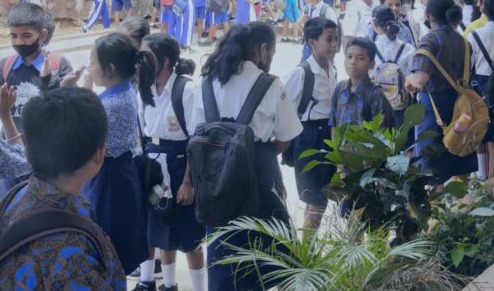 SMPN 12 Kota Kupang Budayakan Pungut Sampah  Pada Para Siswa