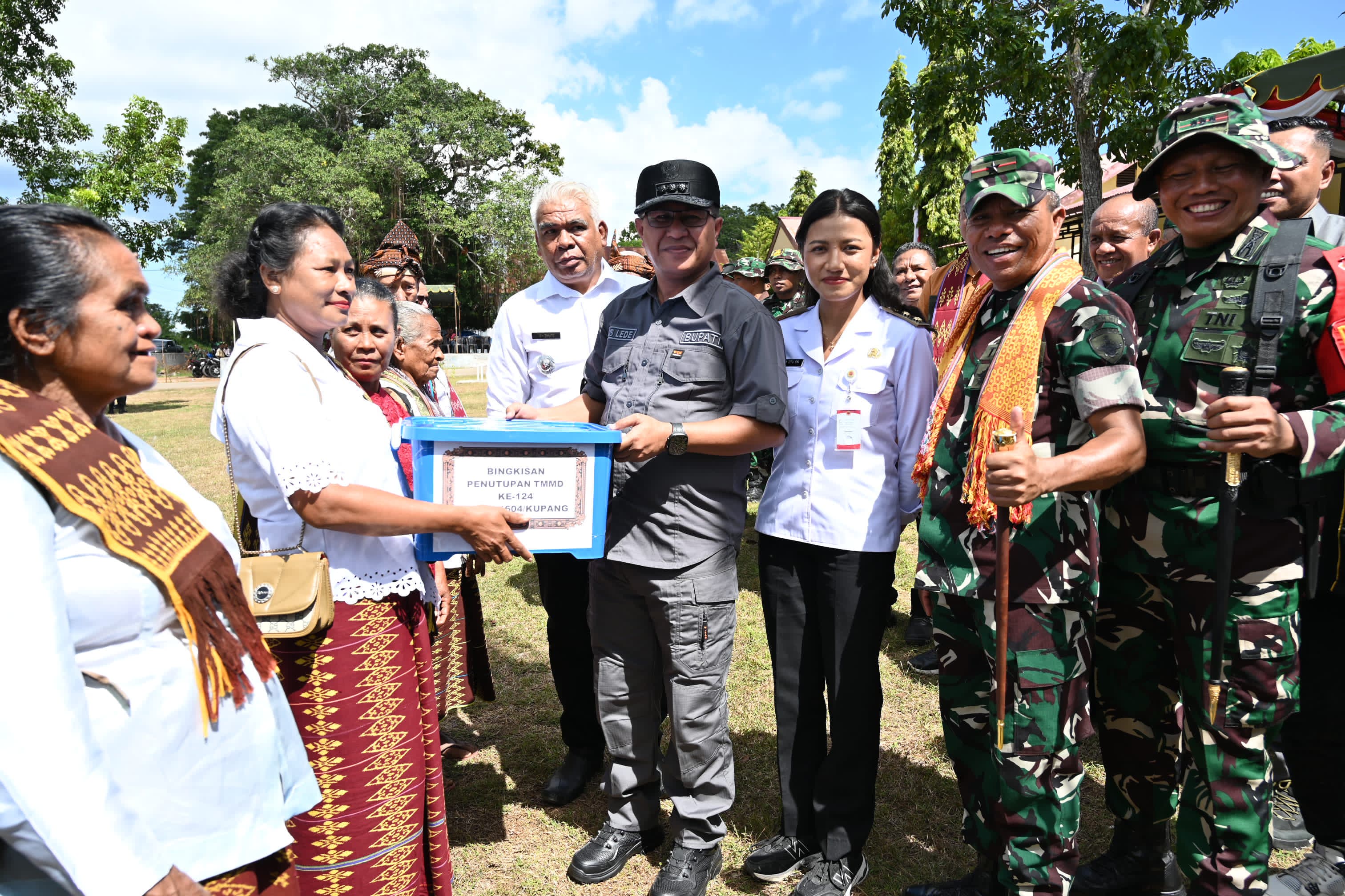 Bupati Kupang dan Wakil Bupati  Hadiri Upacara Penutupan TNI Manunggal Membangun Desa di Semau