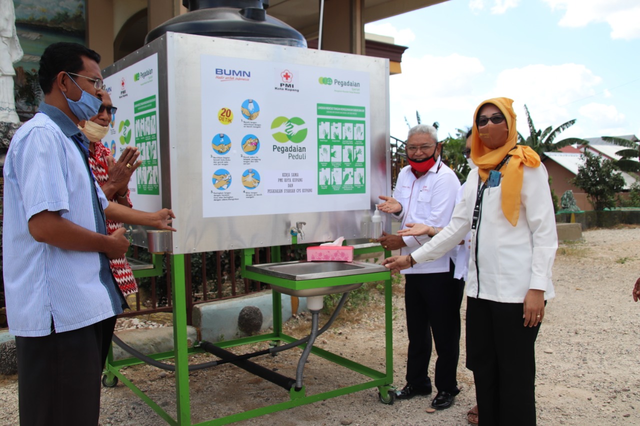 Hermanus Man Selaku Ketua PMI Kota Kupang Serahkan Standing Wastafel di Gereja