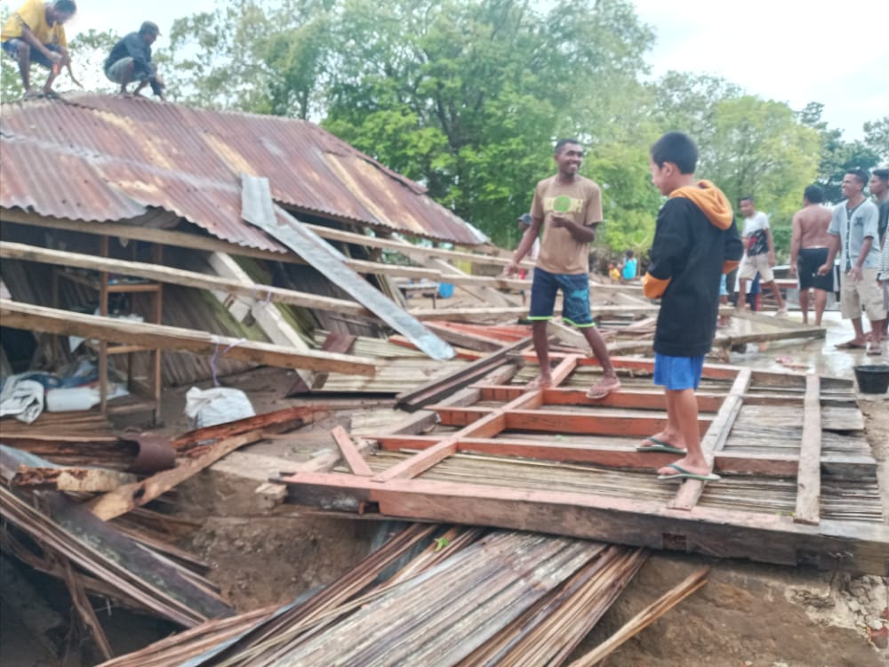 Rumah Warga Desa Tesa, Malaka Rubuh Total Akibat Hujan Angin 